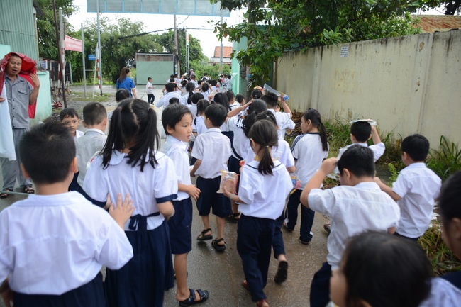 Giving gift portions to pupils on the occasion of Mid-Autumn Festival